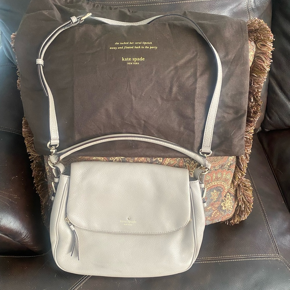 Very fashionable gray Kaye Spade ♠️ purse 👜